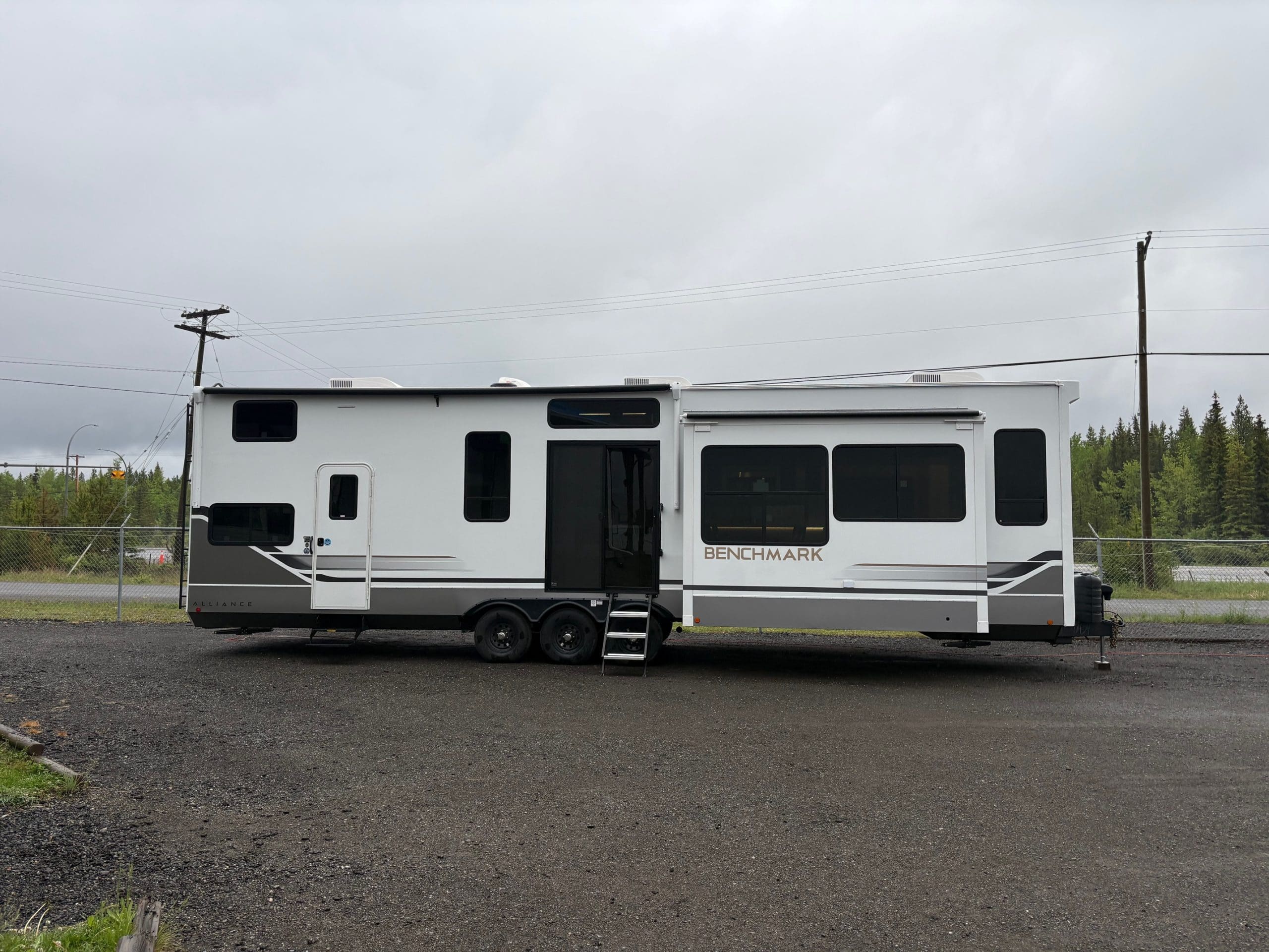 2025 BENCHMARK 42LFT by ALLIANCE RV - Chemo RV | Trailer, RV & Fifth ...